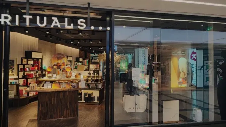 Why are consumer TVs ineffective for 24/7 digital advertising in storefront windows?