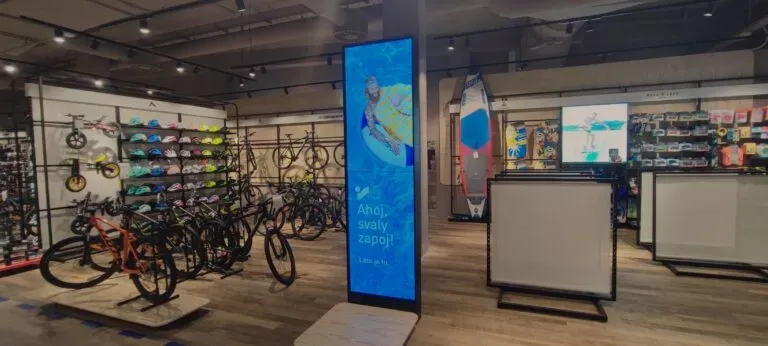 Digital screens for retail: 5 marketing strategy tips