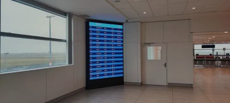 DOOH and digitalization of advertising in airports: trends 2026