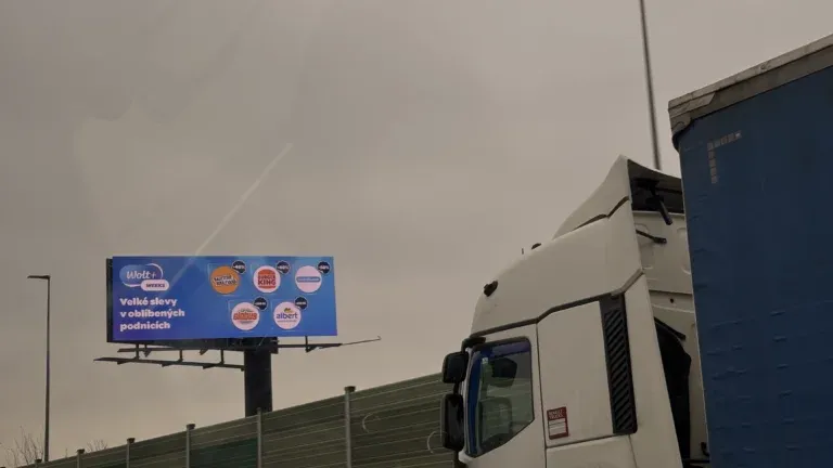 Як через DOOH CMS у 2026 році реалізувати рекламний геотаргетинг